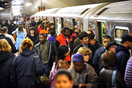 Люди в метро в Нью Йорке