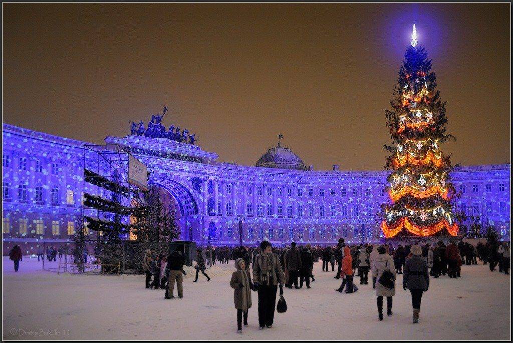 Петербург новогодние каникулы. Дворцовая площадь в Санкт-Петербурге. Новогодняя Дворцовая площадь в Санкт-Петербурге. Дворцовая площадь в Санкт-Петербурге зимой 2021. Дворцовая площадь зимой 2021.