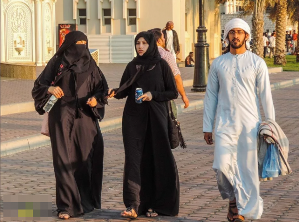 Мужчины-арабы носят белую одежду, женщины чёрную - Как это связано с верой?
