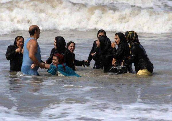 Увидел, как купаются в море мусульманки (одетые)