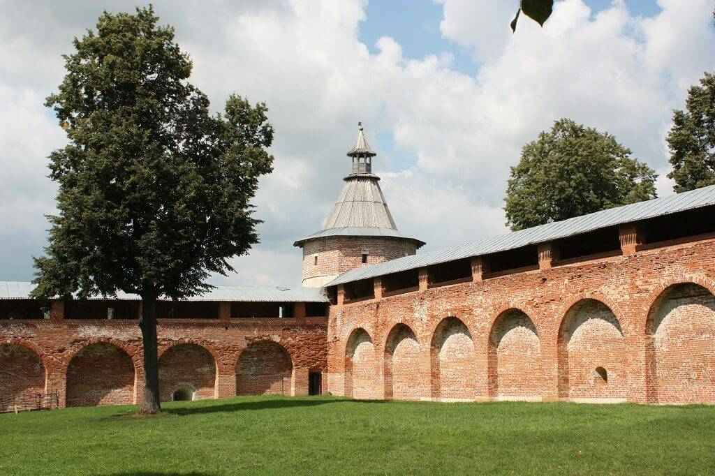 В зарайском. Зарайский Кремль. Зарайск достопримечательности Кремль. Зарайский Кремль Пожарский. Зарайск крепость.