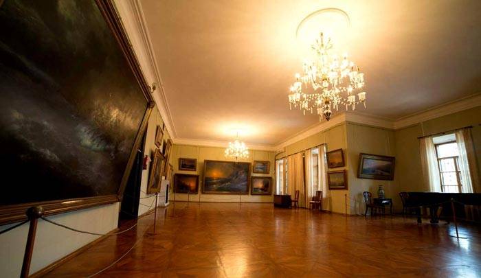 Основание И. К. Айвазовским картинной галереи в Феодосии