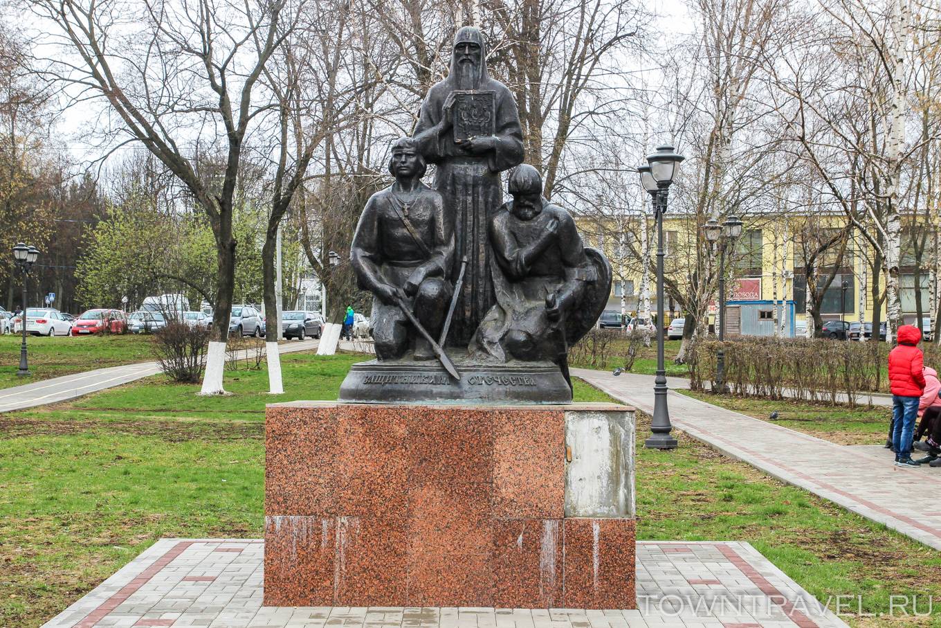 Памятники троице сергиевой лавры. Сергиев Посад памятники. Исторические памятники Сергиева Посада. Сергиев Посад статуя. Троице-Сергиева Лавра памятник.