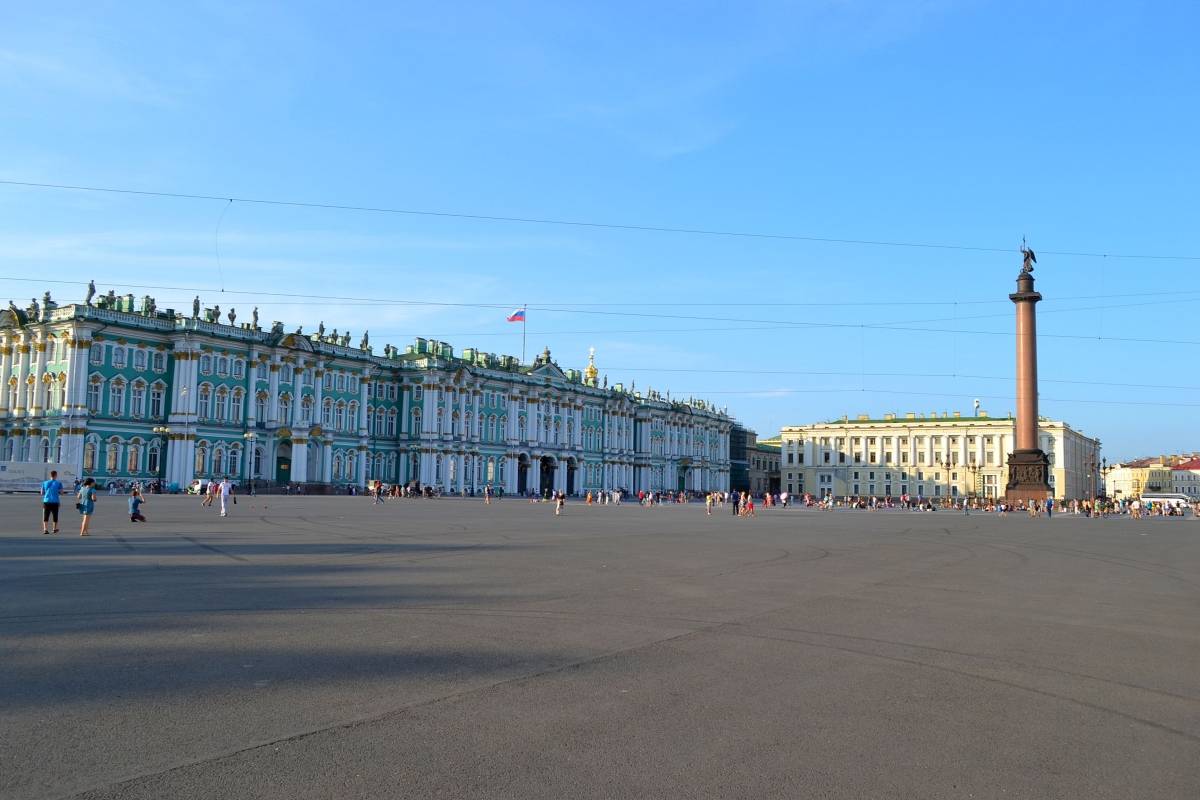 Петербург топ 10 мест. Штаб гвардейского корпуса. Штаб гвардейского корпуса голубое небо.