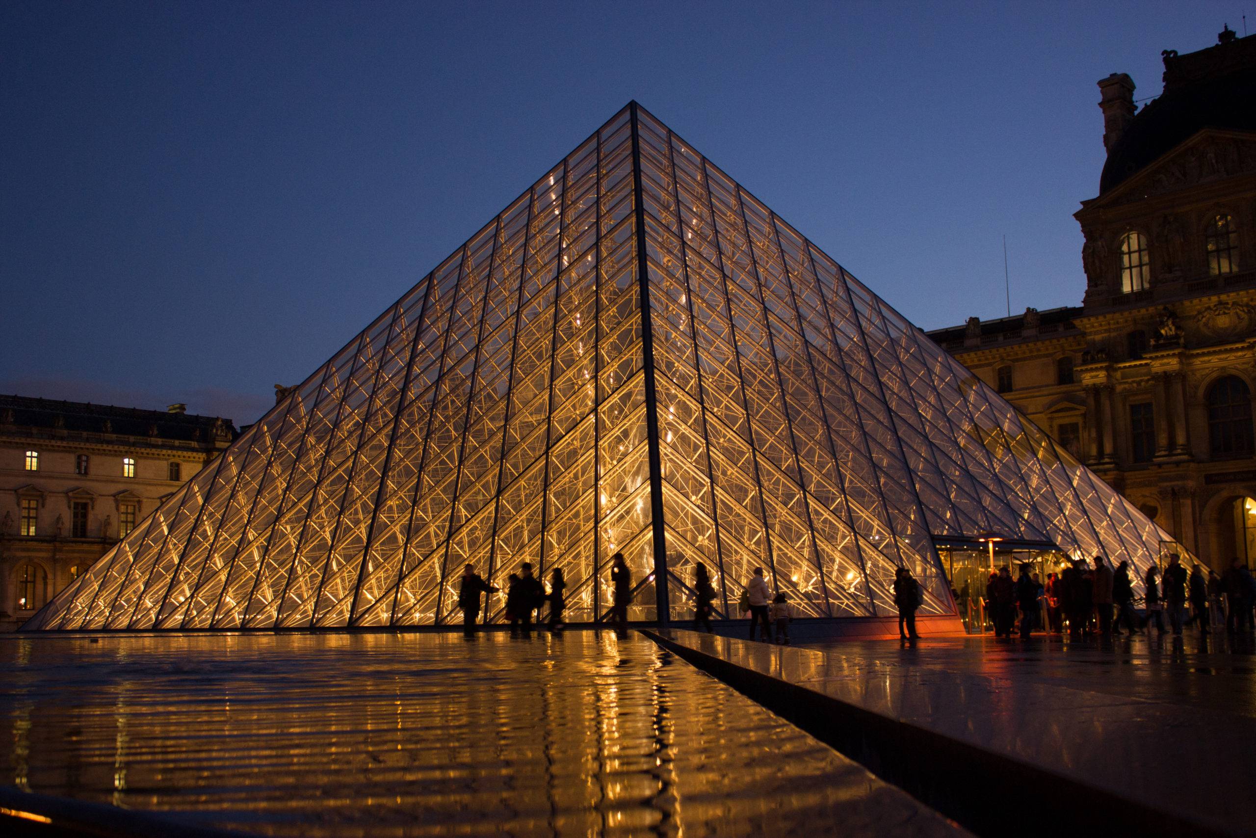 Пирамида Лувра в Париже, Франция