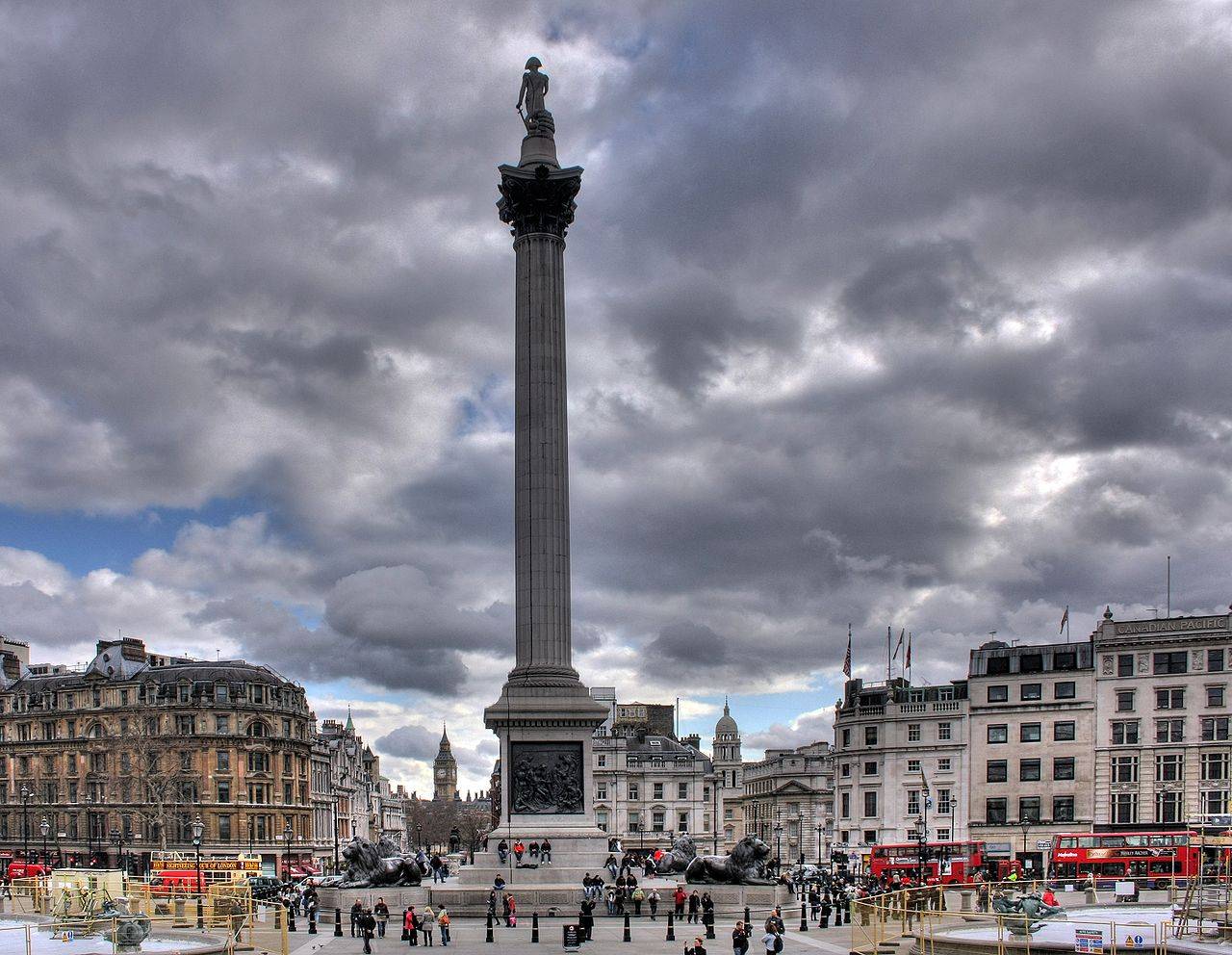 Колонна Нельсона в Трафальгарская площадь, Лондон, Англия