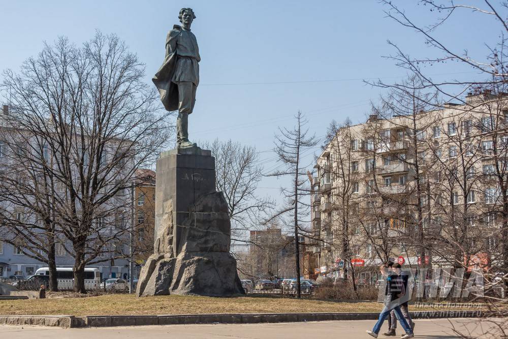 Памятник горькому в нижнем новгороде на площади горького