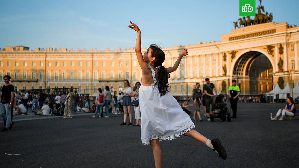 Фото на дворцовой площади девушки