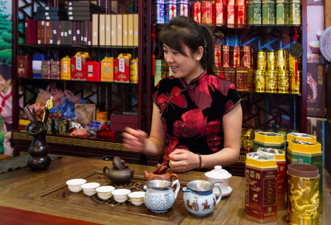 Китайская торговая компания. Хайнань китайская чайная церемония\. Магазин китайского чая. Чайный магазин в Китае. Китайская сувенирная Лавка.