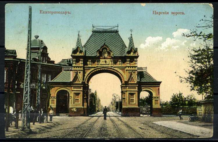 Триумфальная арка и памятник великомученице Екатерине