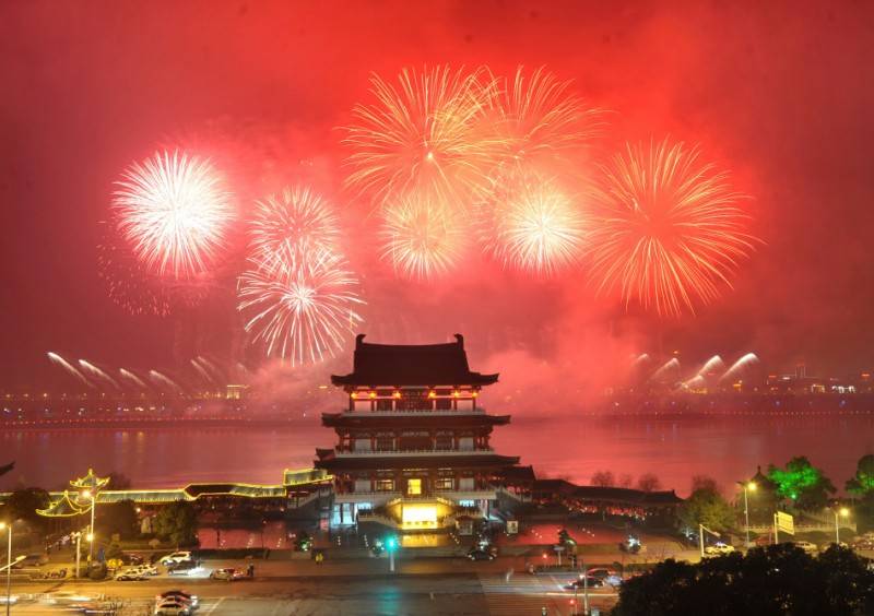 12 новогодних ритуалов из разных стран мира, которые призваны принести счастье в наступающем году