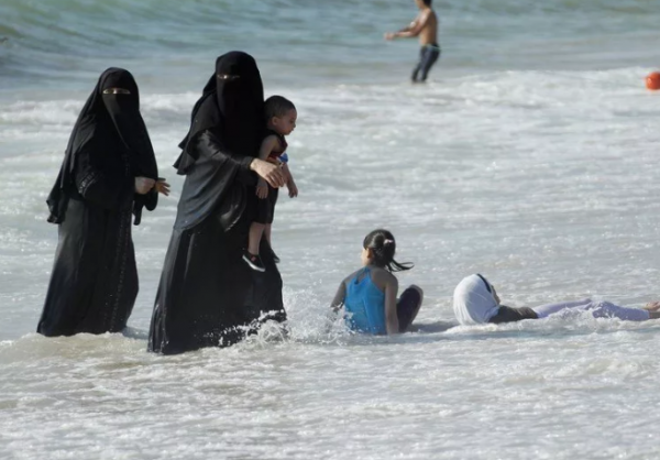 Увидел, как купаются в море мусульманки (одетые)