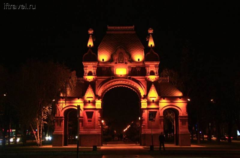 Триумфальная арка и памятник великомученице Екатерине