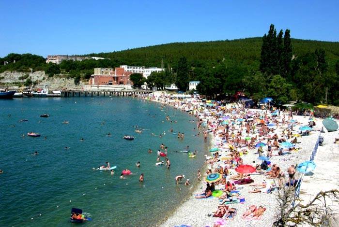 Жители Зеленоградска в знак протеста вышли на пляж с мочалками и тазиками (видео)