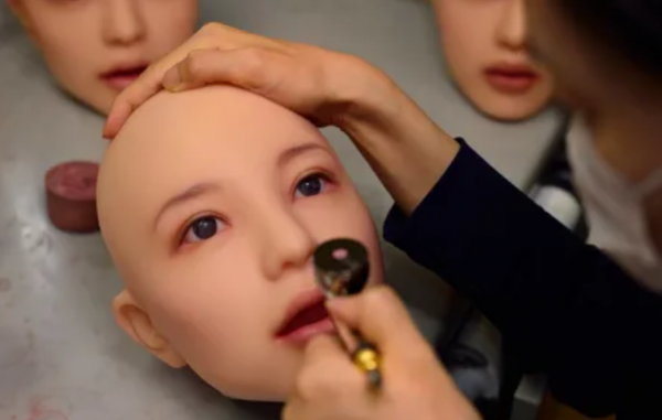 В Японии живет девушка, которая на 50 % человек и на 50 % кукла, и она работает моделью