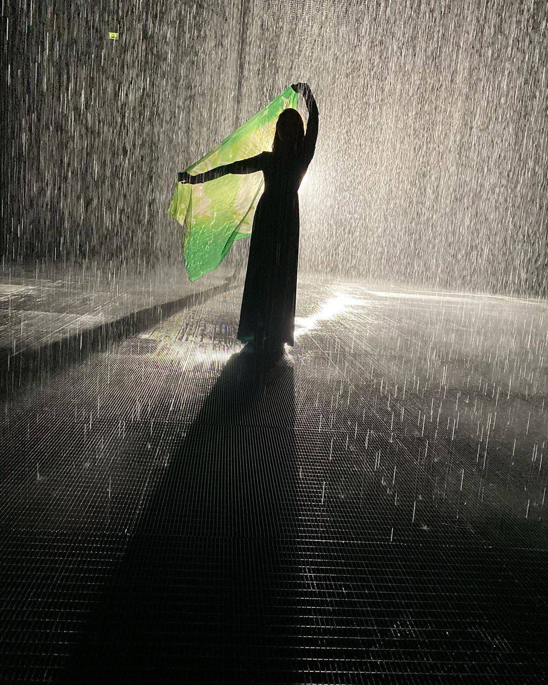 Rain room. Комната дождя в Шардже. Вечный дождь. Rain Room Шарджа. Зале вечного дождя.