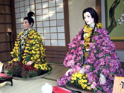 В Японии живет девушка, которая на 50 % человек и на 50 % кукла, и она работает моделью