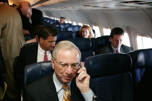 Почему нельзя пользоваться мобильным телефоном в самолете?