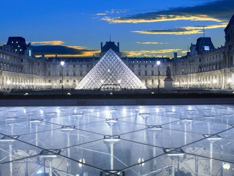 Модный уличный художник JR превратил пирамиду Лувра в шахту - фото