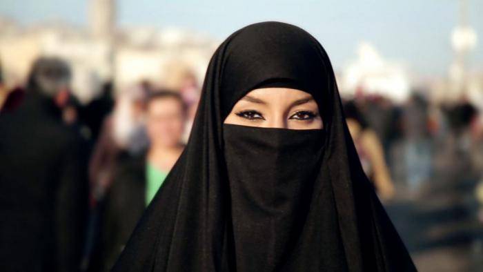 Почему женщины в ОАЭ до сих пор носят золотые маски
