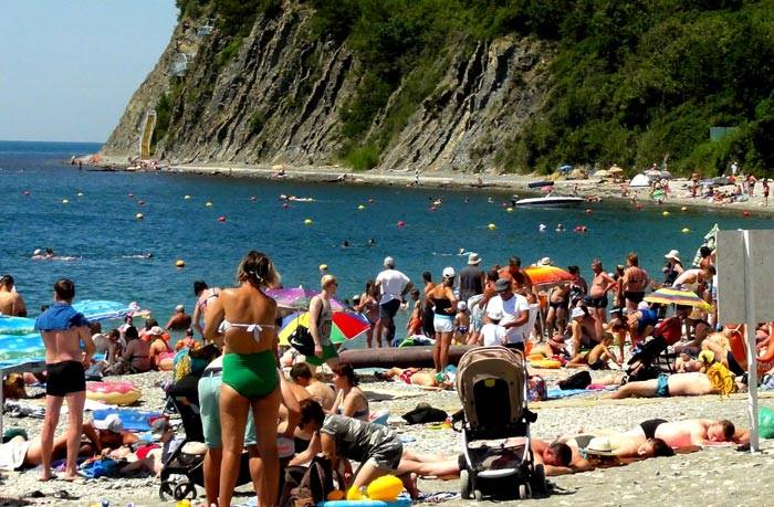 Жители Зеленоградска в знак протеста вышли на пляж с мочалками и тазиками (видео)