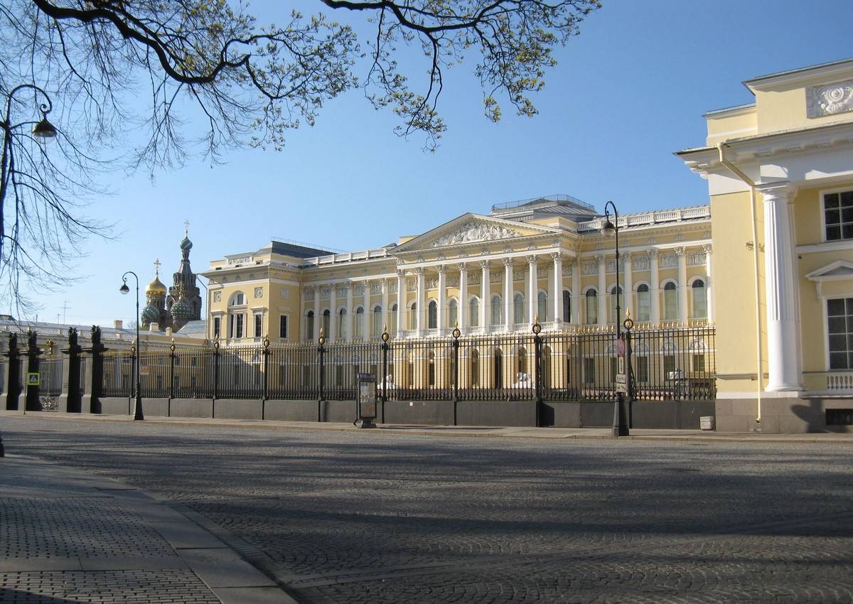 Спб русский. Михайловский дворец - русский музей (Инженерная ул., 4). Михайловский дворец корпус Бенуа. Михайловский дворец русский музей Санкт-Петербург Инженерная улица. Михайловский дворец в Санкт-Петербурге ярмарка.