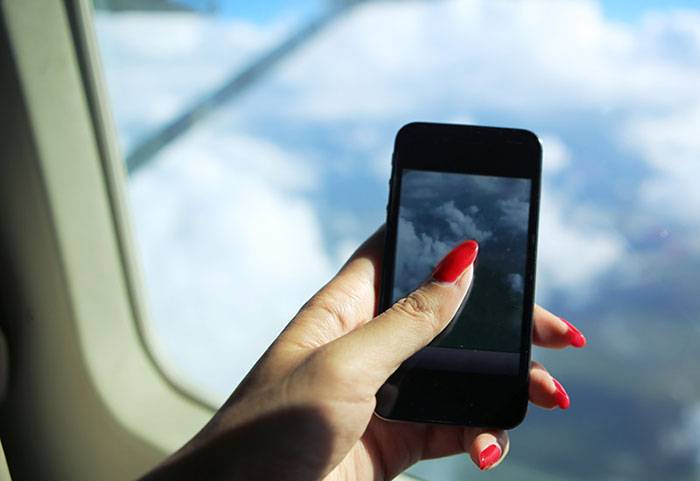 Почему нельзя пользоваться мобильным телефоном в самолете?