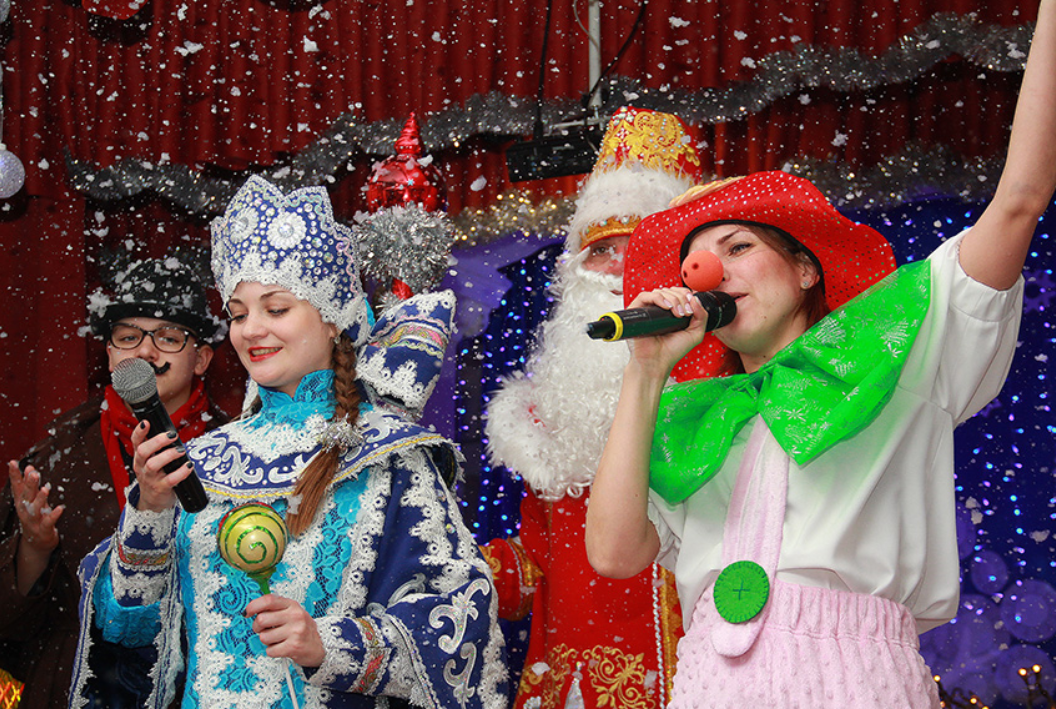 Современная сценка на новый год. Новогоднее представление. Новый год представление. Идеи для новогоднего представления. Новогоднее представление для молодежи.