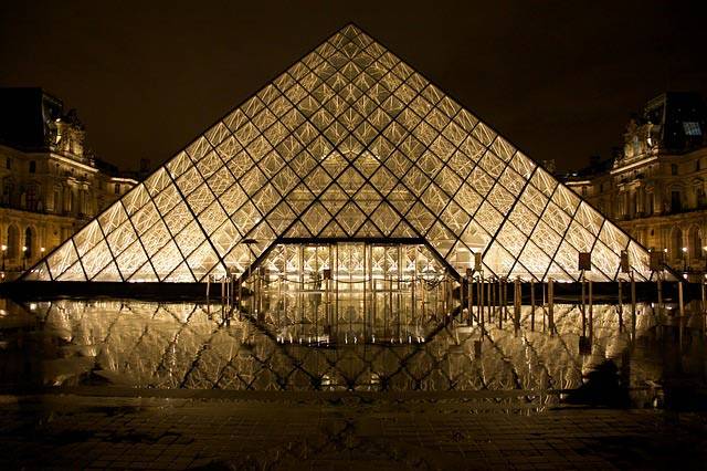 Модный уличный художник JR превратил пирамиду Лувра в шахту - фото