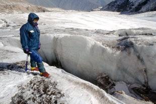 Какой альпинист стал первым представителем СССР, покорившем Эверест?